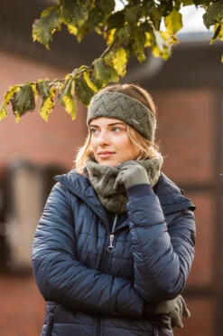 Horze Raya Stirnband In Zopfstrickmuster 8 Horze Raya Stirnband In Zopfstrickmuster -Reitmode Meiste 30849 bkgr 04