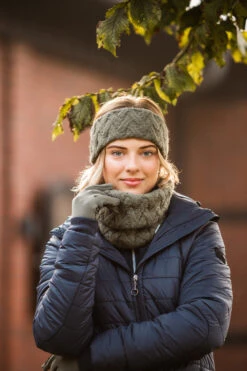 Horze Raya Schlauchschal In Zopfstrickmuster Mit Fleecefutter 13 Horze Raya Schlauchschal In Zopfstrickmuster Mit Fleecefutter -Reitmode Meiste 30850 BKGR 3