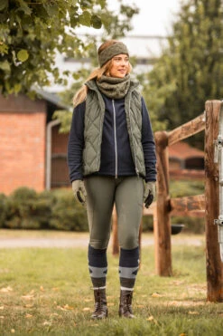 Horze Raya Schlauchschal In Zopfstrickmuster Mit Fleecefutter 14 Horze Raya Schlauchschal In Zopfstrickmuster Mit Fleecefutter -Reitmode Meiste 30850 BKGR 4