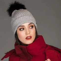 AA Woll-Bommelmütze 8 AA Woll-Bommelmütze -Reitmode Meiste 337281 G 2